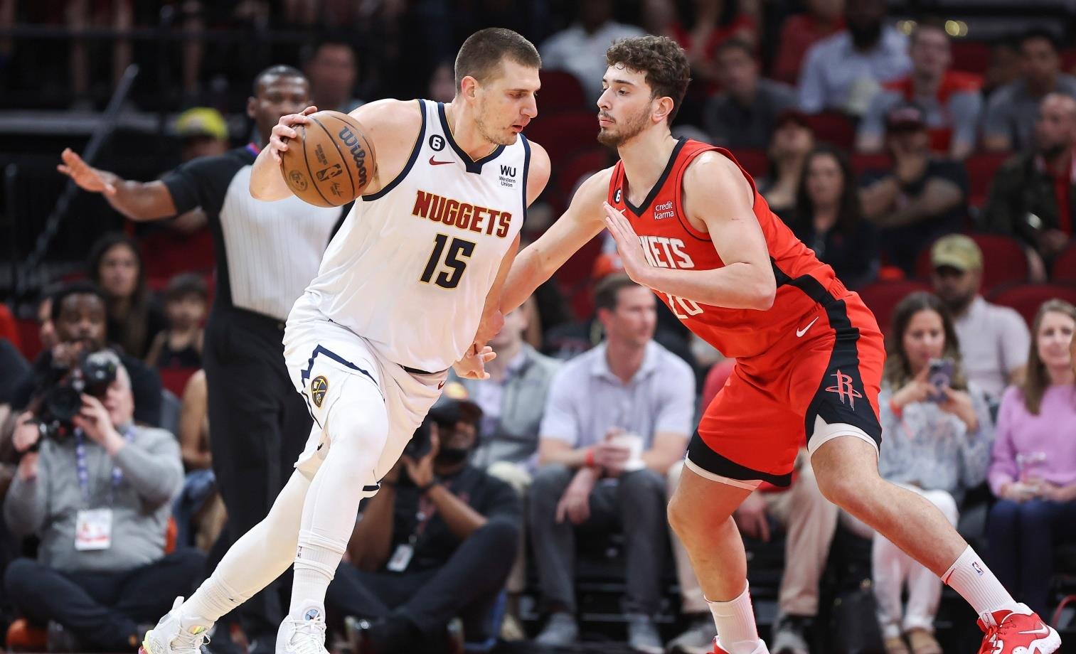 密尔沃基雄鹿训练开放日，集结日豪取连胜引欢呼，NBA常规赛在即，医务组通报恢复的简单介绍